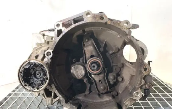 Volkswagen Golf V Manual 5 speed gearbox KVV
