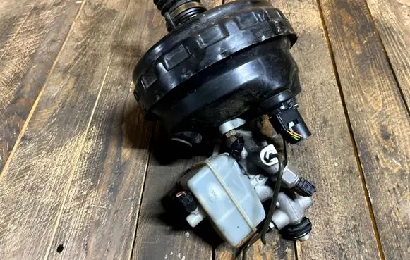 Mercedes-Benz C W203 Brake booster a0054304730 0054304730