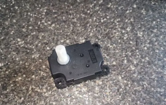 Mitsubishi Lancer X Air flap motor/actuator CSA512T010