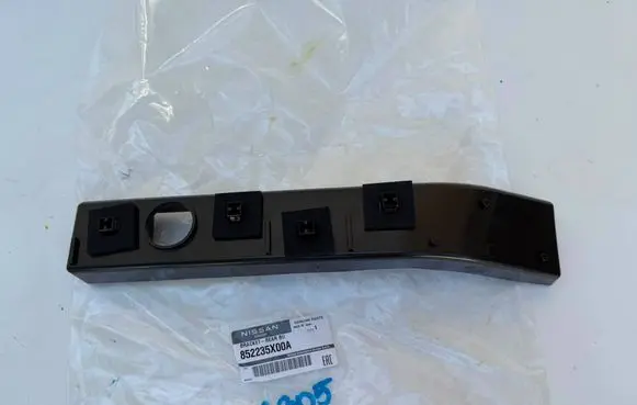 Nissan Pathfinder Rear bumper mounting bracket 852235X00A