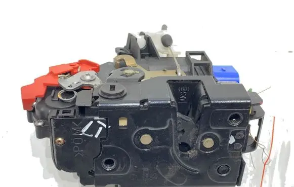 Volkswagen Golf V Rear door lock 7L0839015