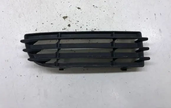 Mitsubishi Colt Front bumper lower grill MN105194