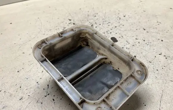 Nissan X-Trail T30 Quarter panel pressure vent 768058H300 768045U300
