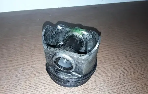 Nissan X-Trail T30 Piston NOCODE