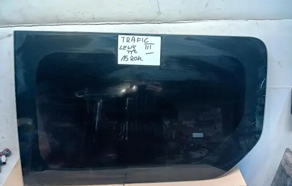 Renault Trafic III (X82) Rear side window