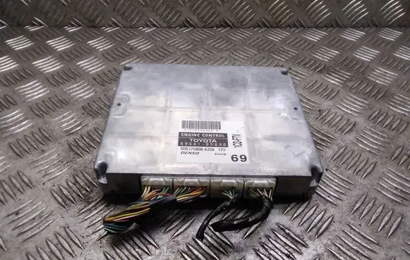 Toyota Avensis T250 Engine control unit/module 8966105690 MB1758006326