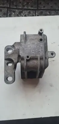 Volkswagen PASSAT B6 Engine mount bracket 1K0199262