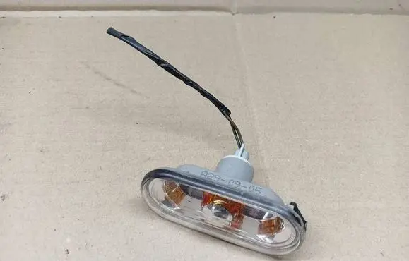 Seat Leon (1P) Front fender indicator light 6L0949117A W5W24CP