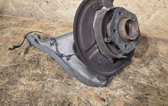 Maserati Coupe Rear wheel hub spindle/knuckle 
