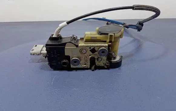 Peugeot 1007 Front door lock 