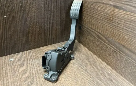 Ford C-MAX I Accelerator throttle pedal 3M519F836AF