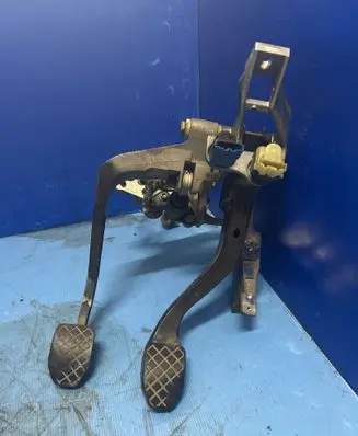 Volkswagen PASSAT B5.5 Pedal assembly 8D1721117N
