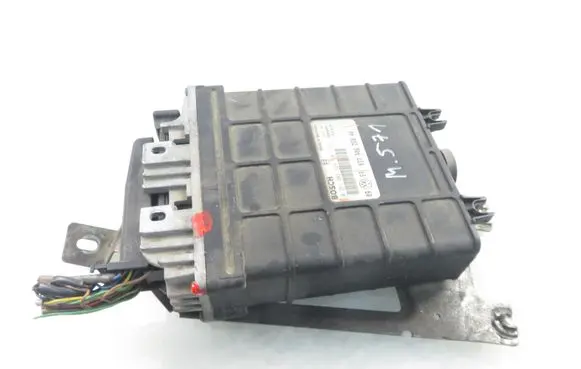 Volkswagen PASSAT B4 Engine control unit/module 037906258AQ 0261203729