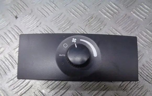 Chrysler Pacifica Interior fan control switch 