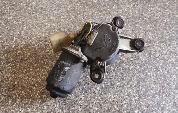 Subaru Impreza I Wiper motor