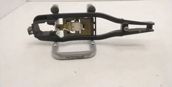 BMW 3 E36 Front door exterior handle/bracket 8216122
