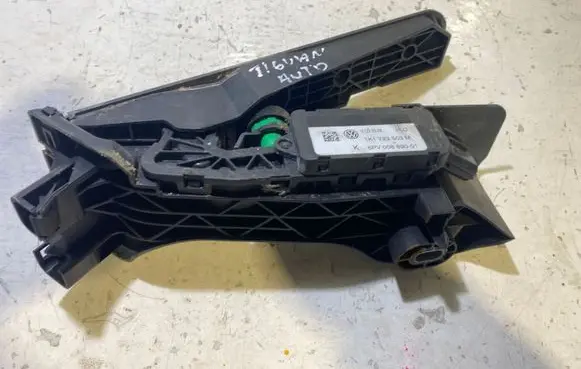Volkswagen Tiguan Accelerator throttle pedal 1K1723503M