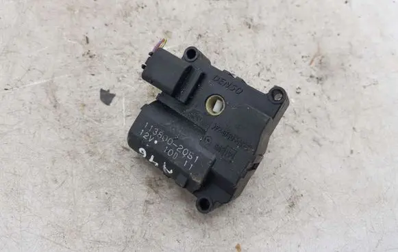 Toyota Corolla Verso E121 Air flap motor/actuator 1138002051