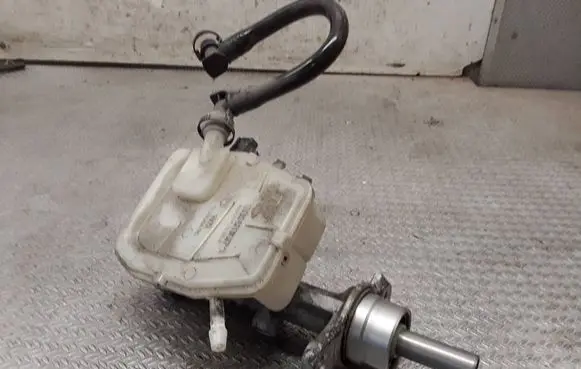 Renault Trafic III (X82) Master brake cylinder 460913484R 93868496