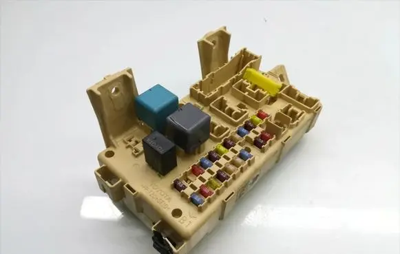 Toyota Avensis T250 Fuse module 82641-CA020