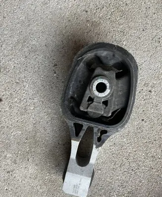 Opel Mokka B Engine mount bracket 9824116780
