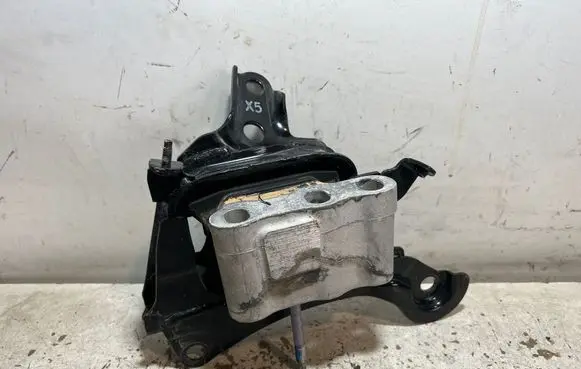 Toyota C-HR I Engine mount bracket