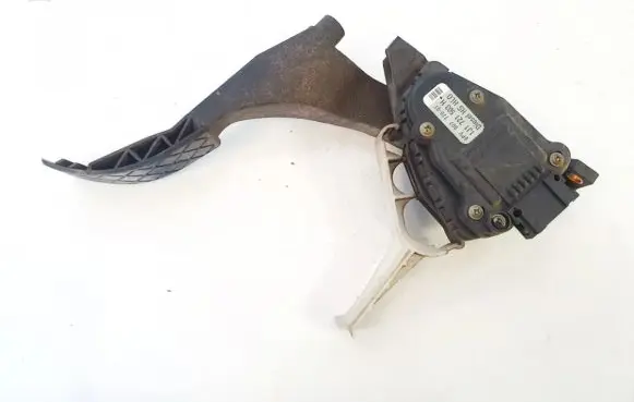 Accelerator throttle pedal