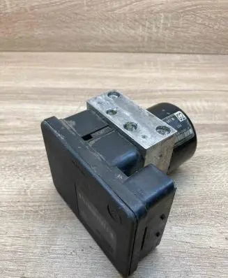 Volkswagen Golf V ABS Pump 1K0907379Q 1K0614517N