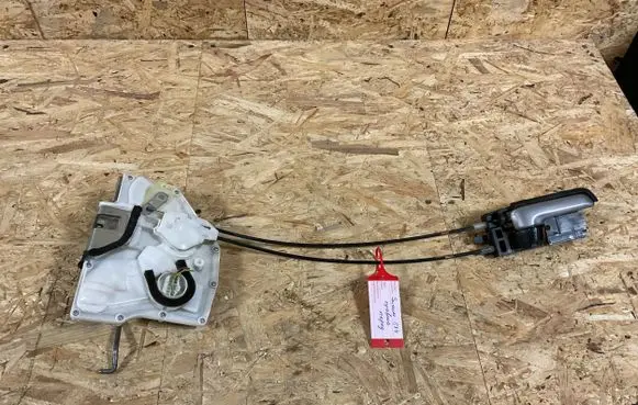 Suzuki SX4 Front door lock 