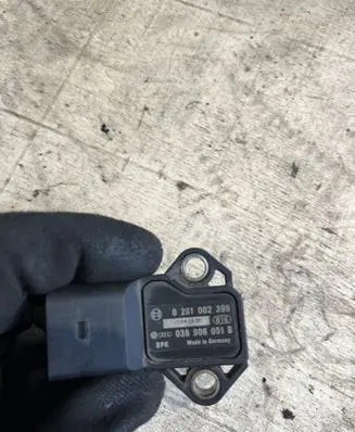 Volkswagen Touran I Air pressure sensor 038906051B 0281002399