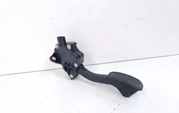 Toyota Prius+ (ZVW40) Accelerator throttle pedal 7811012050 1988008571