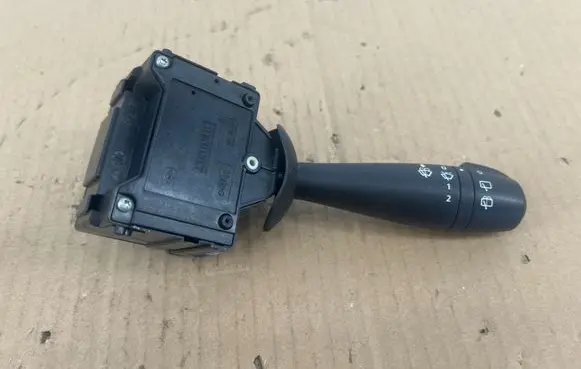 Dacia Sandero Wiper control stalk E10670224 232814 021013