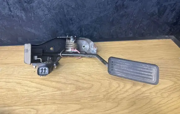 Toyota Avensis T250 Accelerator throttle pedal