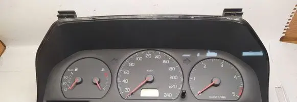 Volvo V70 Speedometer (instrument cluster) 9472523