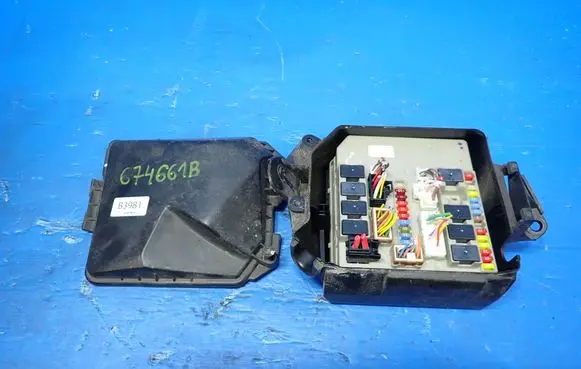 Renault Clio III Fuse module 674661B B3981