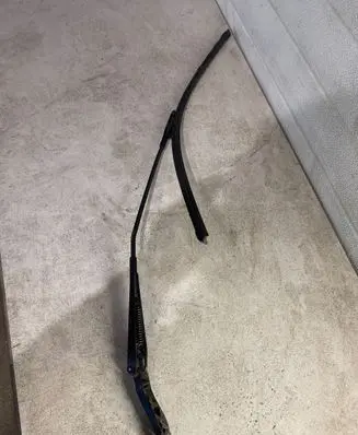 Front wiper blade arm