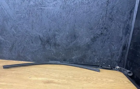 Toyota Auris 150 Front wiper blade arm 3451979