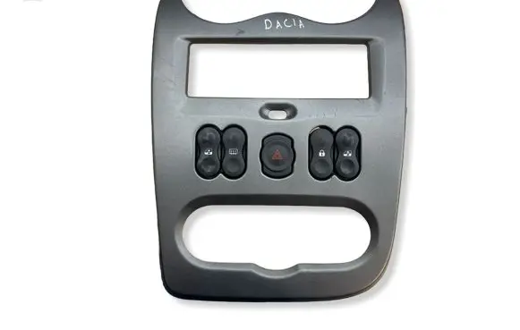 Dacia Duster Radio/GPS head unit trim 682603302R