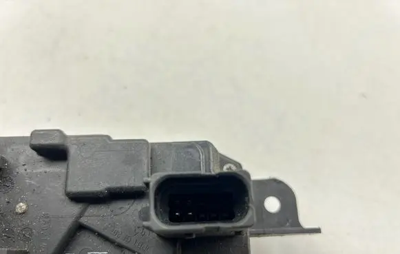 Opel Zafira B Front door lock 13210748