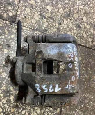 Toyota Corolla Verso E121 Front brake caliper