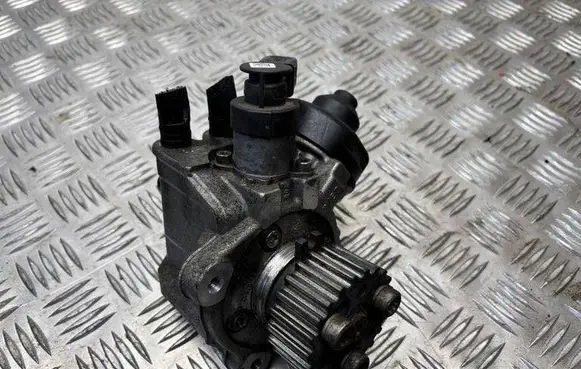 Audi A4 S4 B8 8K Fuel injection high pressure pump 0445010529 03L130755AC