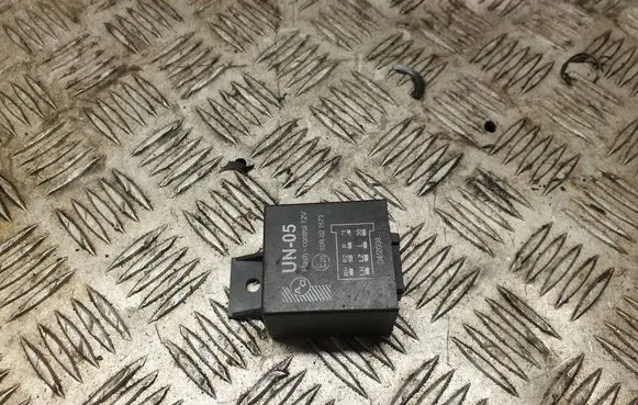 Volkswagen PASSAT B5.5 Tow bar relay 10R021573 042008