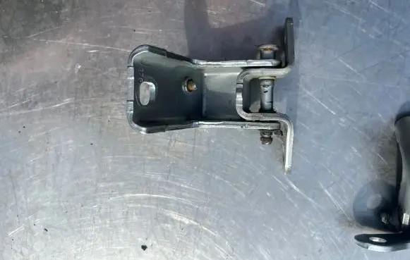 Ford Mondeo Mk III Rear door lower hinge V93BBF26807AL
