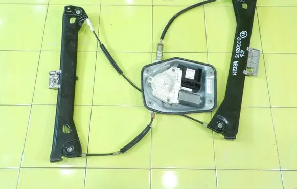 Volkswagen Scirocco Front door window regulator with motor 1K8837462G