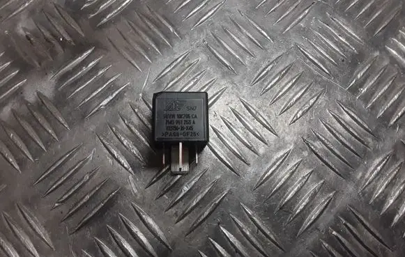 Volkswagen Golf IV Other relay 95VW10K705CA 7M0951253A V23136J6X45