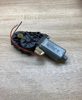 Nissan Pathfinder R51 Seat adjustment motor 0390201962