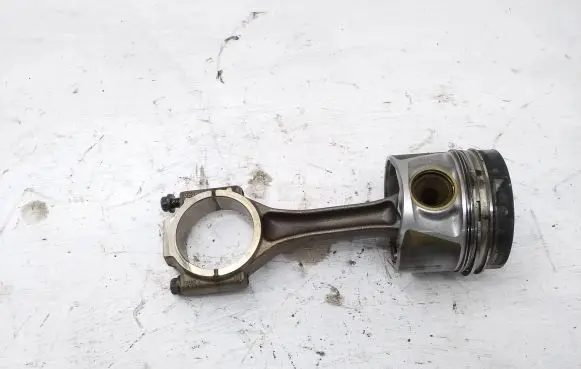 Volkswagen Caddy Piston with connecting rod