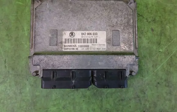 Skoda Fabia Mk1 (6Y) Engine control unit/module 047906033