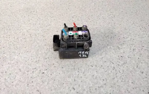 Audi A8 S8 D4 4H Air suspension valve block 4H0616013B