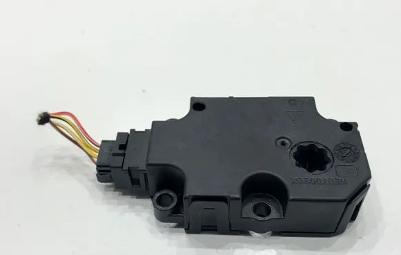 Audi A8 S8 D5 Air flap motor/actuator CZ113940-0051